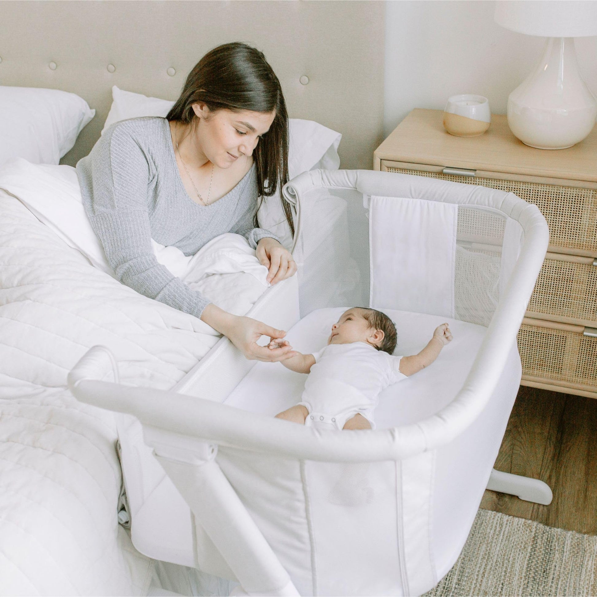 Baby Delight Beside Me Dreamer Bassinet Bedside Sleeper