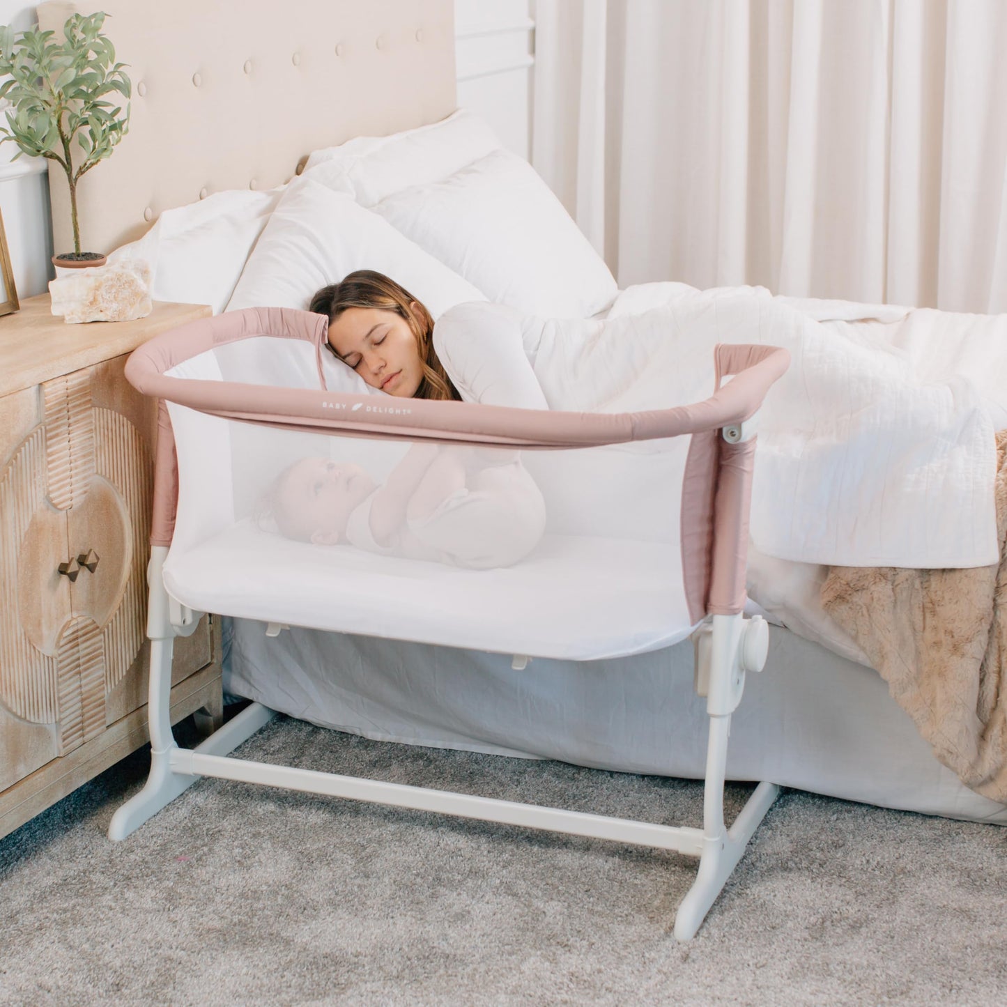 Baby Delight Beside Me Dreamer Bassinet Bedside Sleeper